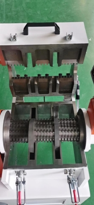 Sprues e cor branca plástica de baixa velocidade OG-3LS do moedor 2.2KW do granulador dos defeitos