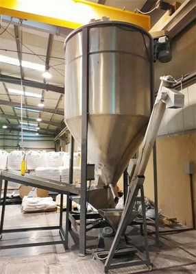 Máquina de mistura de secador de mistura de plástico com parafuso motorizado de 3,75 -7,5KW